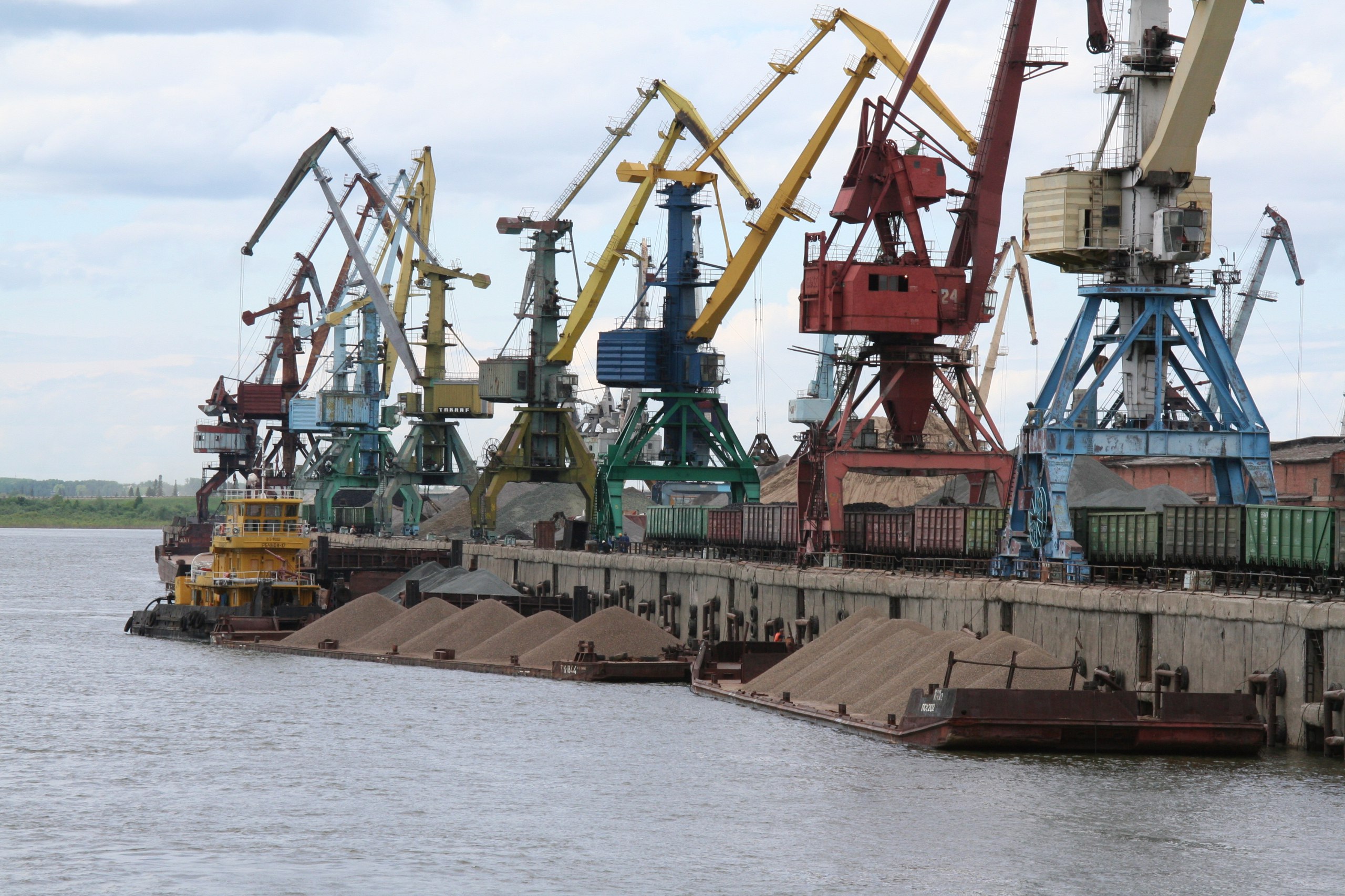 Томская судоходная компания ускорила время погрузки барж благодаря участию в федеральном проекте «Производительность труда»